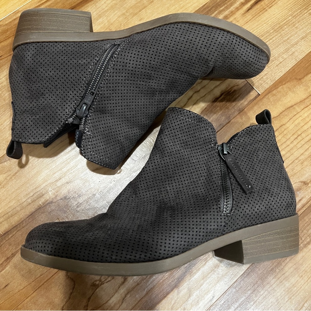 Universal Thread Women’s Ankle Boots